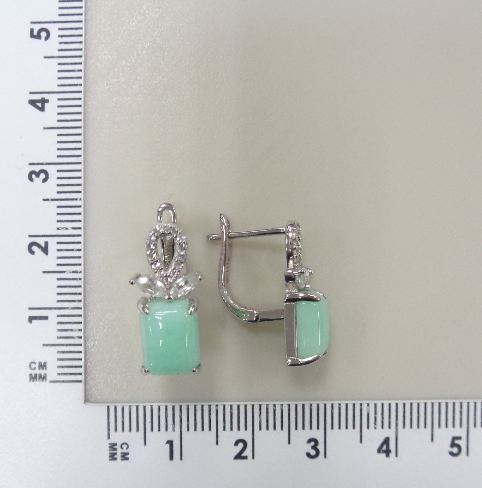 Серебряные серьги с зелеными халцедонами